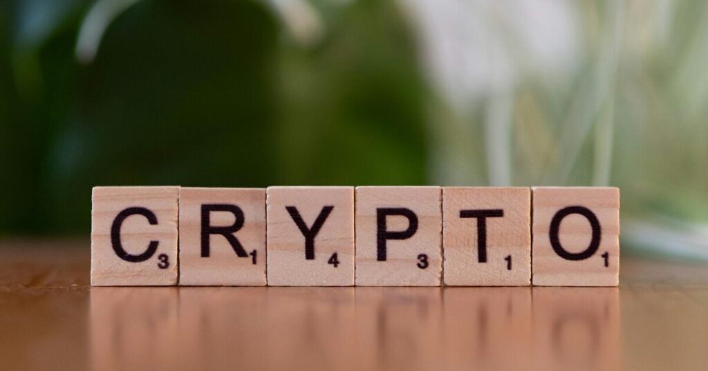 デスクの上のCRYPTOという文字ブロック