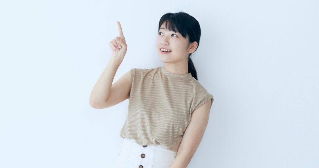 白い背景でポイントを解説する女性