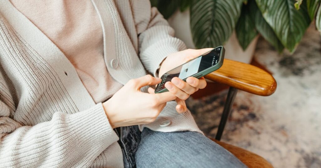 リラックスしてスマホを操作している女性