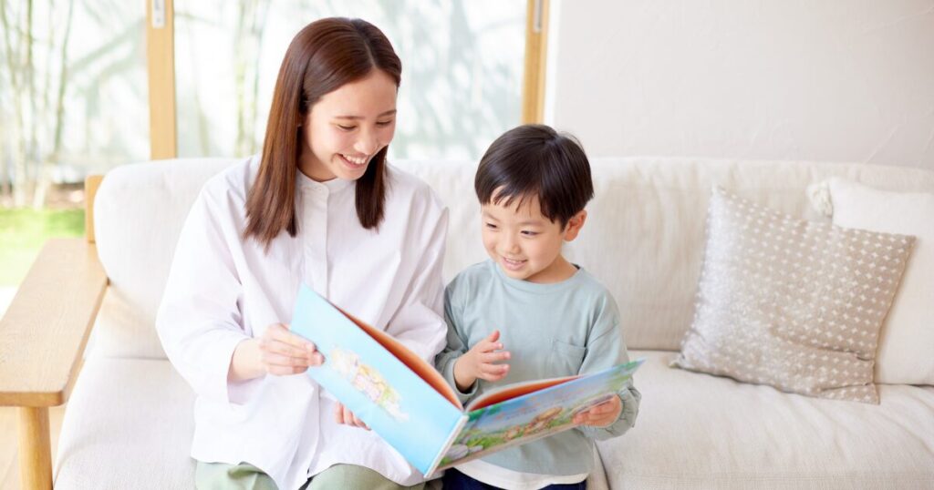 楽しそうに絵本を読むお母さんと男の子
