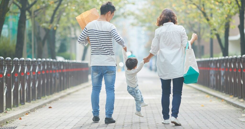 親子で楽しげに歩いている様子