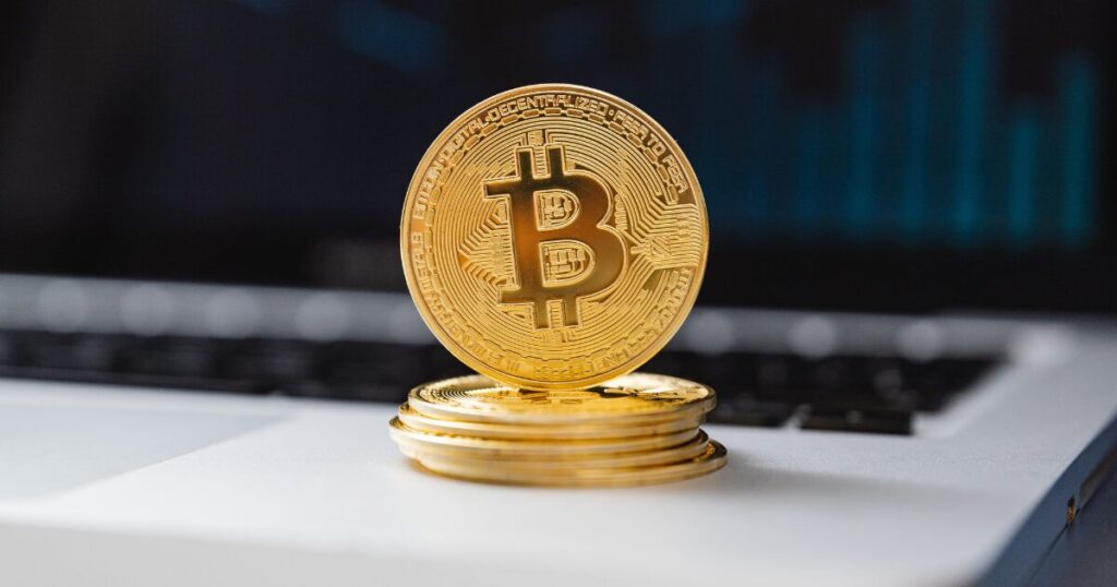 ノートパソコンに置かれたビットコイン