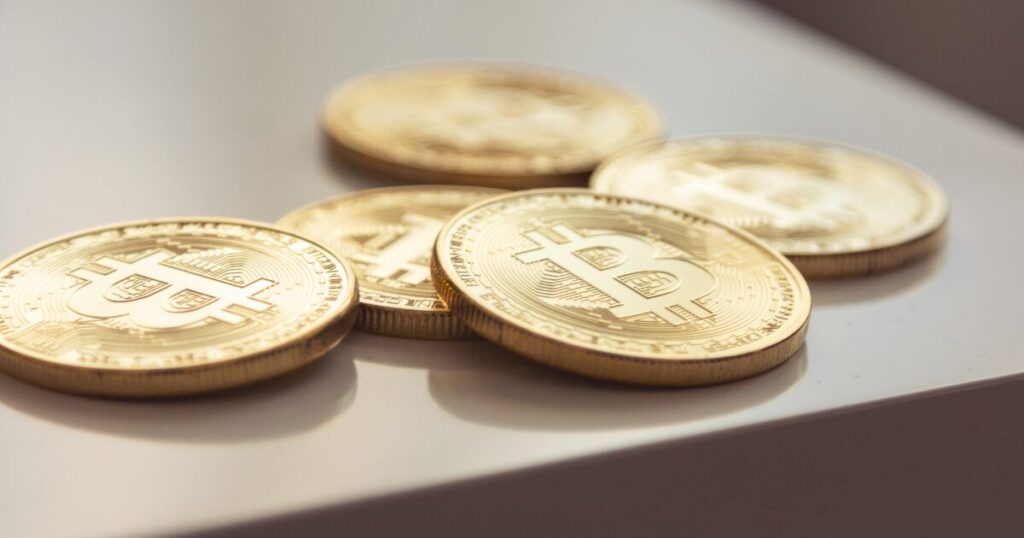 デスクの上に置かれたビットコイン