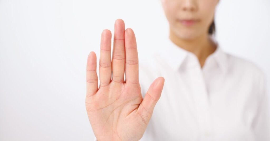 手で制止する女性