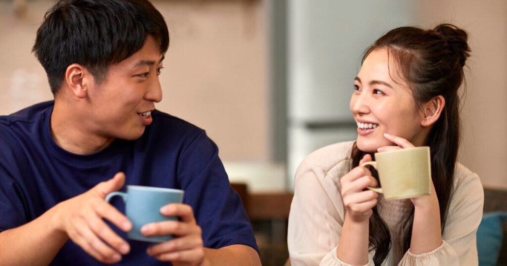 コーヒーを飲みながら楽しそうに話す夫婦