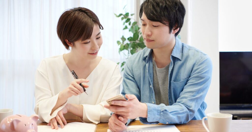 夫婦で家計の見直しを行う様子